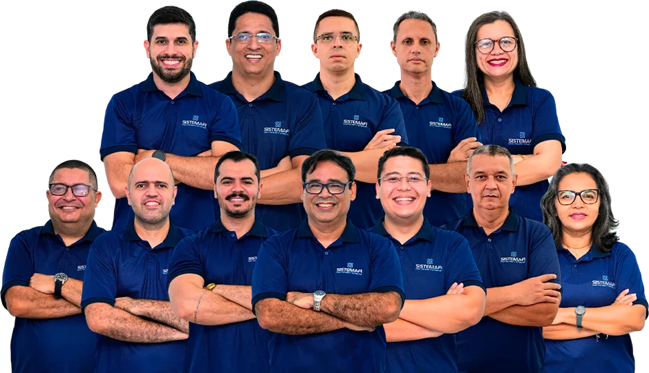 Equipe de professores do Sistemafi, de braços cruzados, com a camisa azul do curso